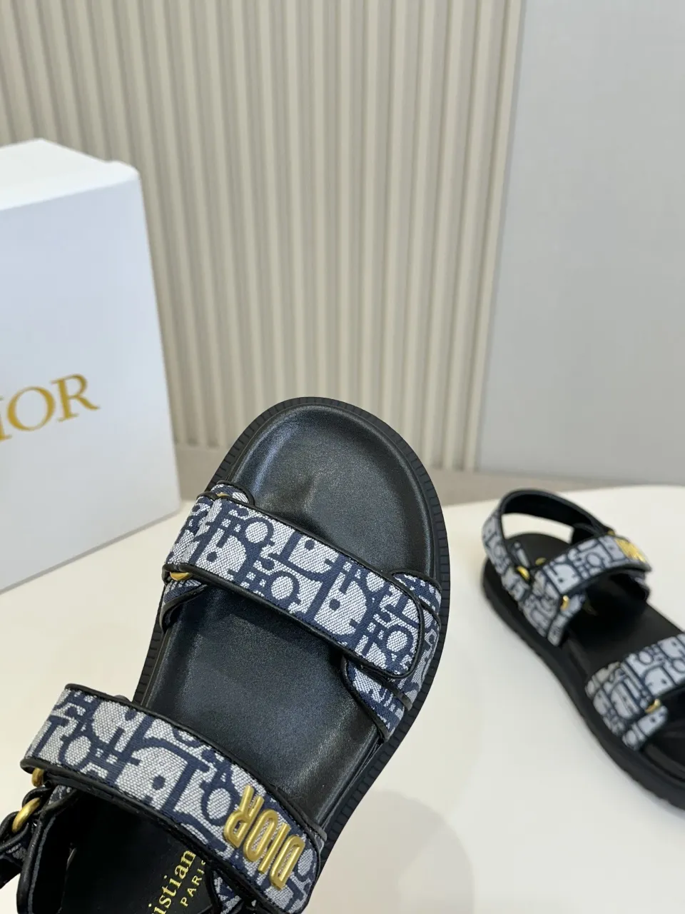 👟👟Ex-factory price 500👟👟 These Dioract sandals are carefully made of blue plaid jacquard fabric and other materials, decorated with off-white raffia Oblique print, fashionable and modern. The insole is made of lightweight and comfortable leather that fits the shape of the foot, and is equipped with a Velcro strap. The upper strap is embellished with a gold-finished metal Dior logo, which is more refined. Can be matched with various styles to show modern style. . Help surface material: fabric. Dior signature in gold-finish metal. 2 adjustable Velcro straps. Leather insole that fits the shape of the foot, soft and lightweight texture, EVA notch sole decorated with Christian Dior's lucky star symbol Made in Italy Code number: 35--42 (41 42 customized, non-refundable)